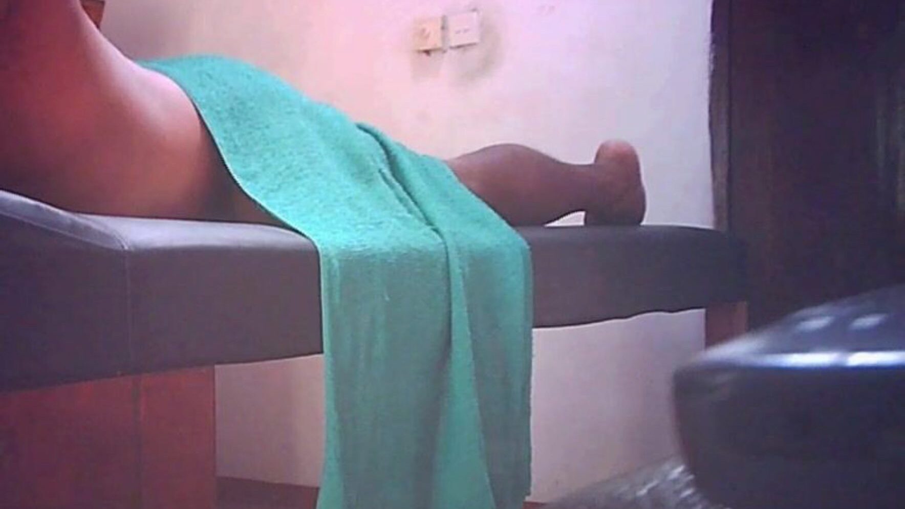 encantador spa belleza proporcionando un masaje parte 1