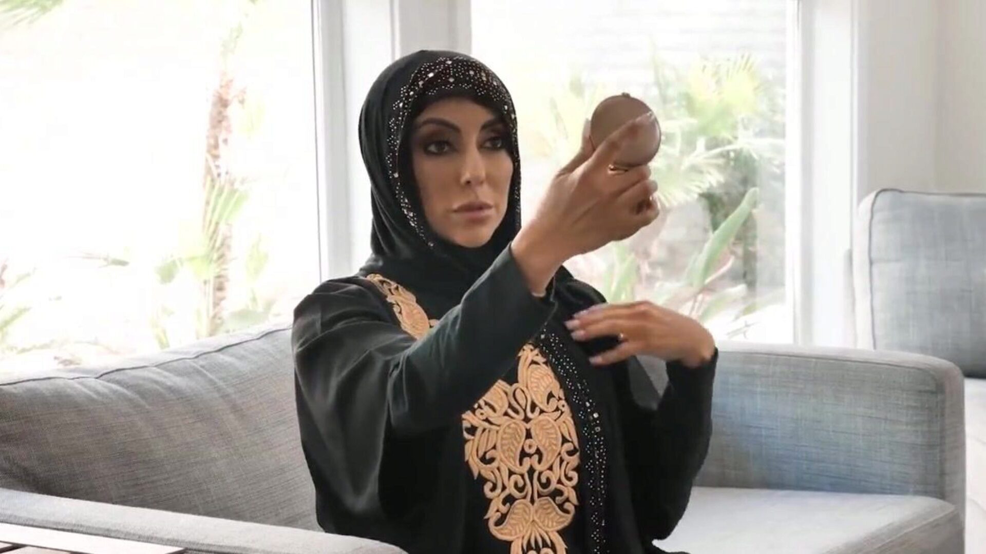 这个阿拉伯女人很尴尬，但仍然吮吸一个胖公鸡阿拉伯粉化爆炸高清