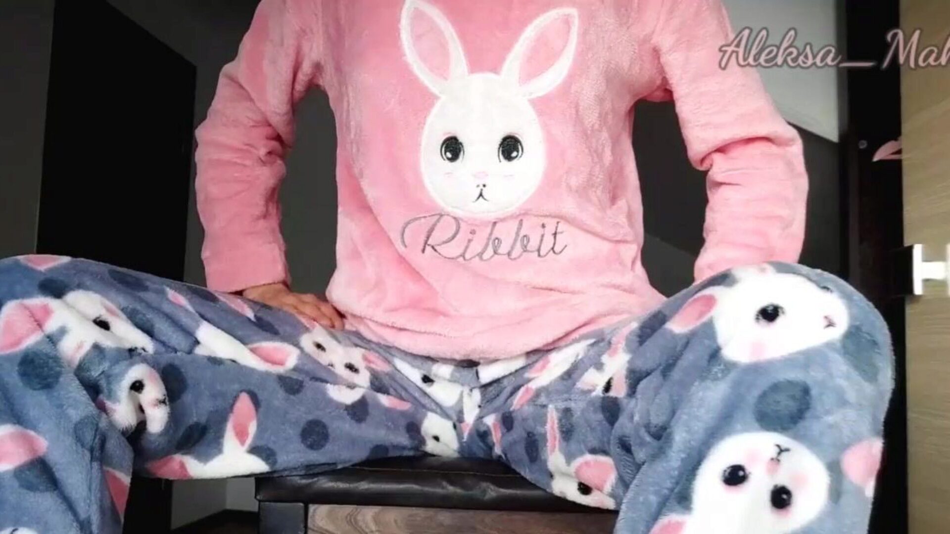 schoolmeisje in pyjama plaagt en masturbeert poesje