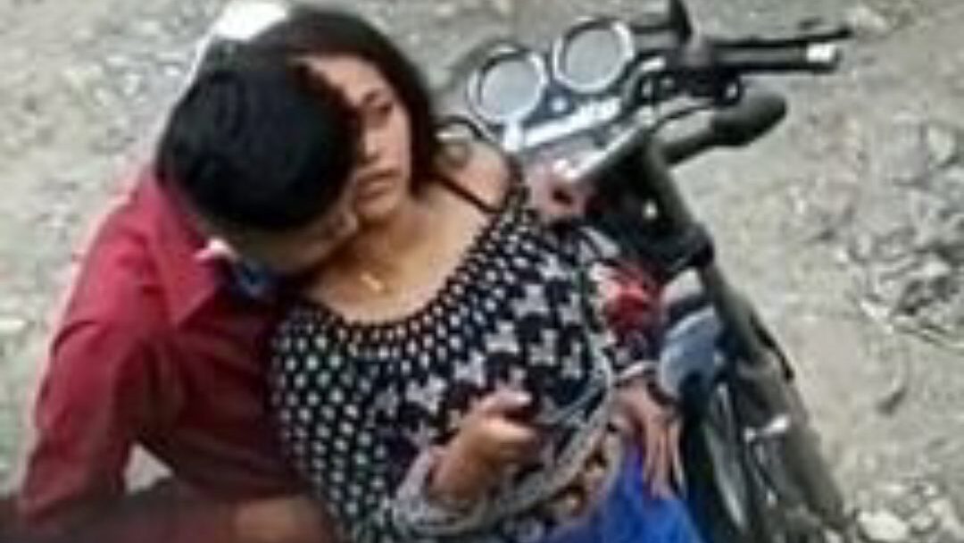 sexy india chica bombeo bf en público