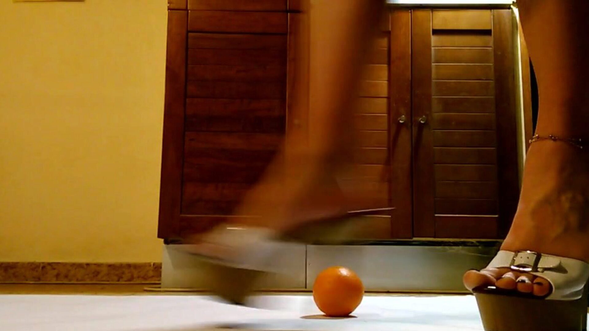 servitris leka och slå orange i höghöjd plattform högklackade skor servitris ha kul och sparka orange i sexig plattform högklackade skor