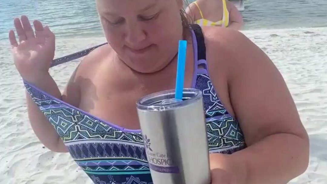 Шлюховатая жена-толстушка duca демонстрирует свои большие маранго на общественном пляже