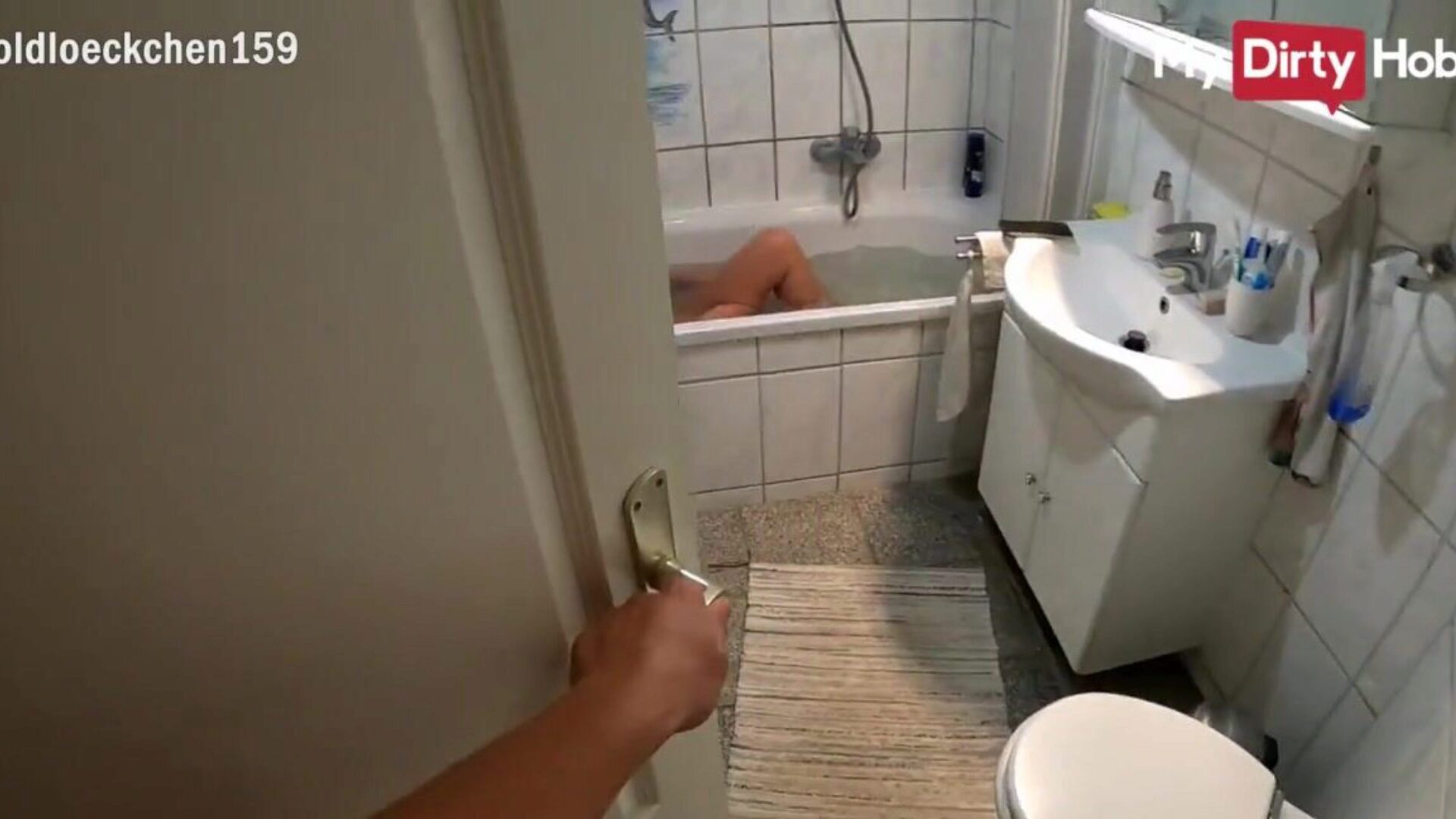 Mydirtyhobby - кудрявая малышка глотает большую порцию спермы в ванне, видео от первого лица