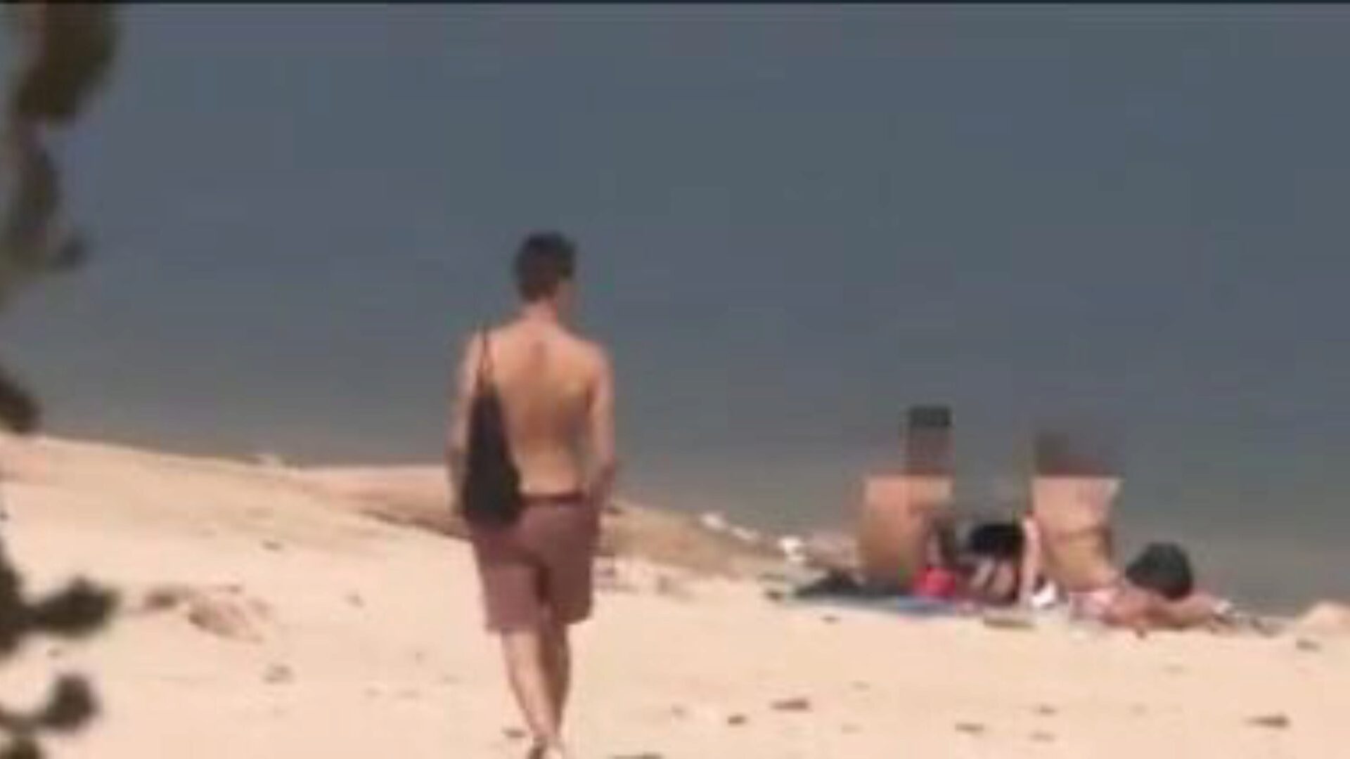 незнакомец упал на большой 10-фунтовый пистолет jotade на нудистском пляже jotade доказывает нам, как этот парень может подобрать любую девушку, а этот парень делает это, просто выйдя голым в лес