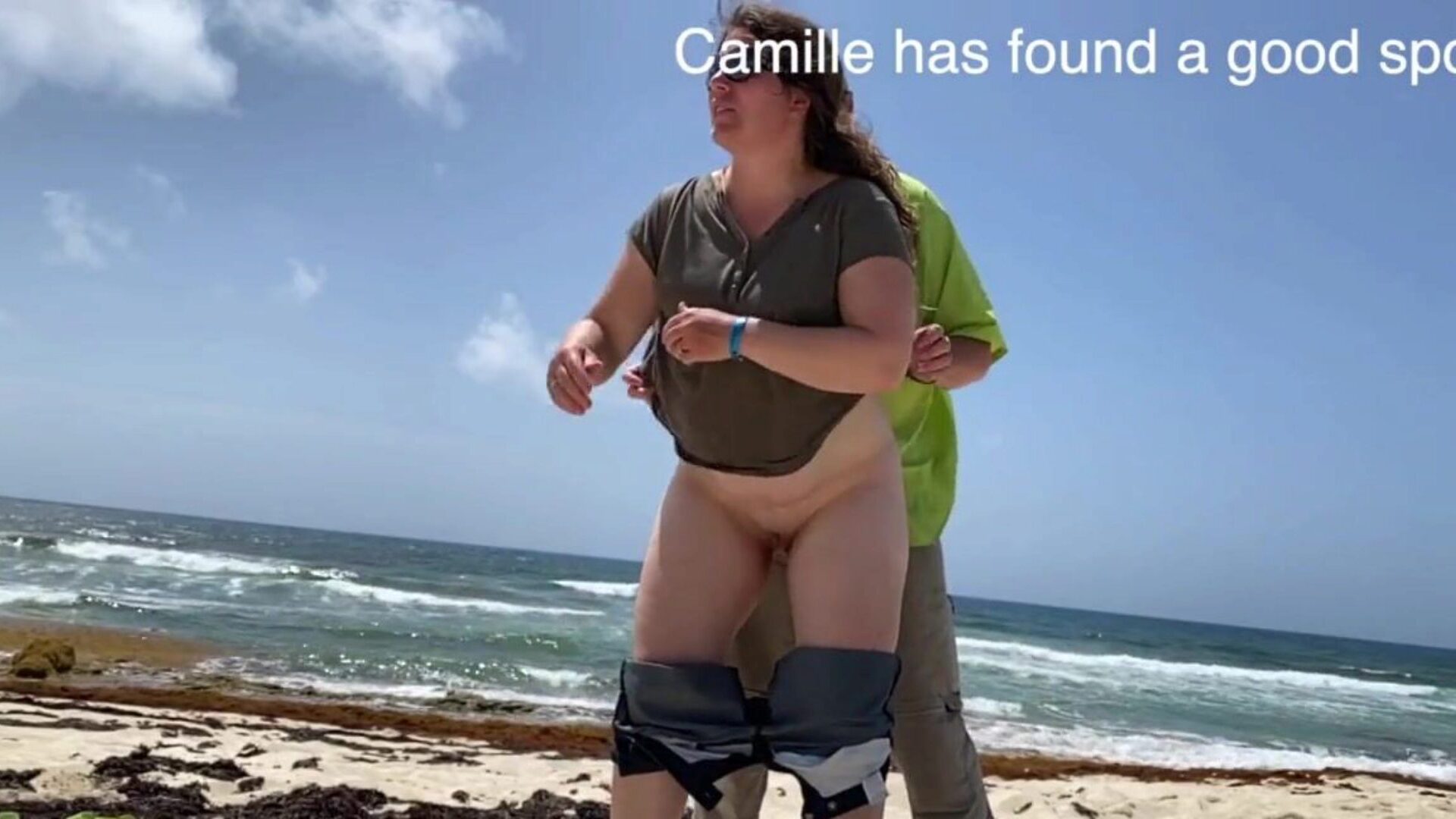 カミーユはビーチでこぶを持っているのを見ましたカミーユは何人かの人々が騒々しいのを観察している貴重な場所を見つけたので誰もが見るでしょう