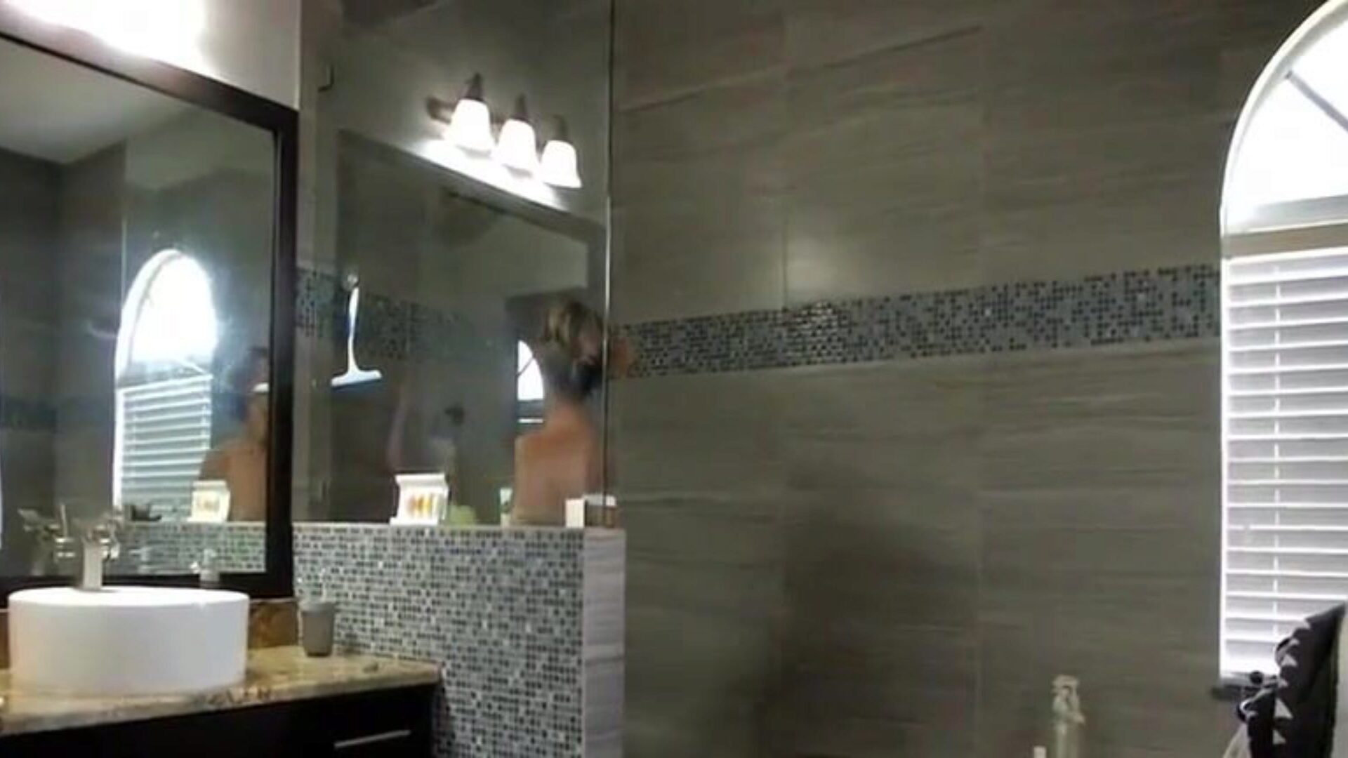 prestine edge în mama ajută fiul la duș