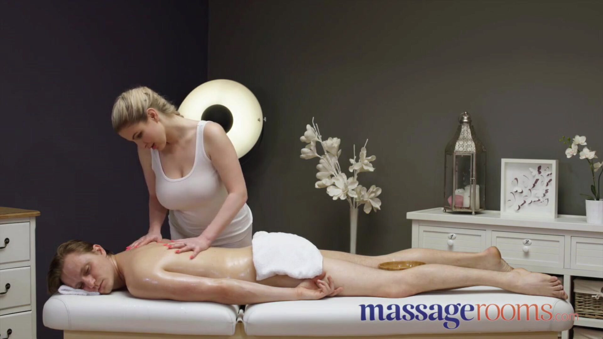 masážní místnosti velká prsa britská blondýnka georgie lyall titwank a vnitřní výstřik