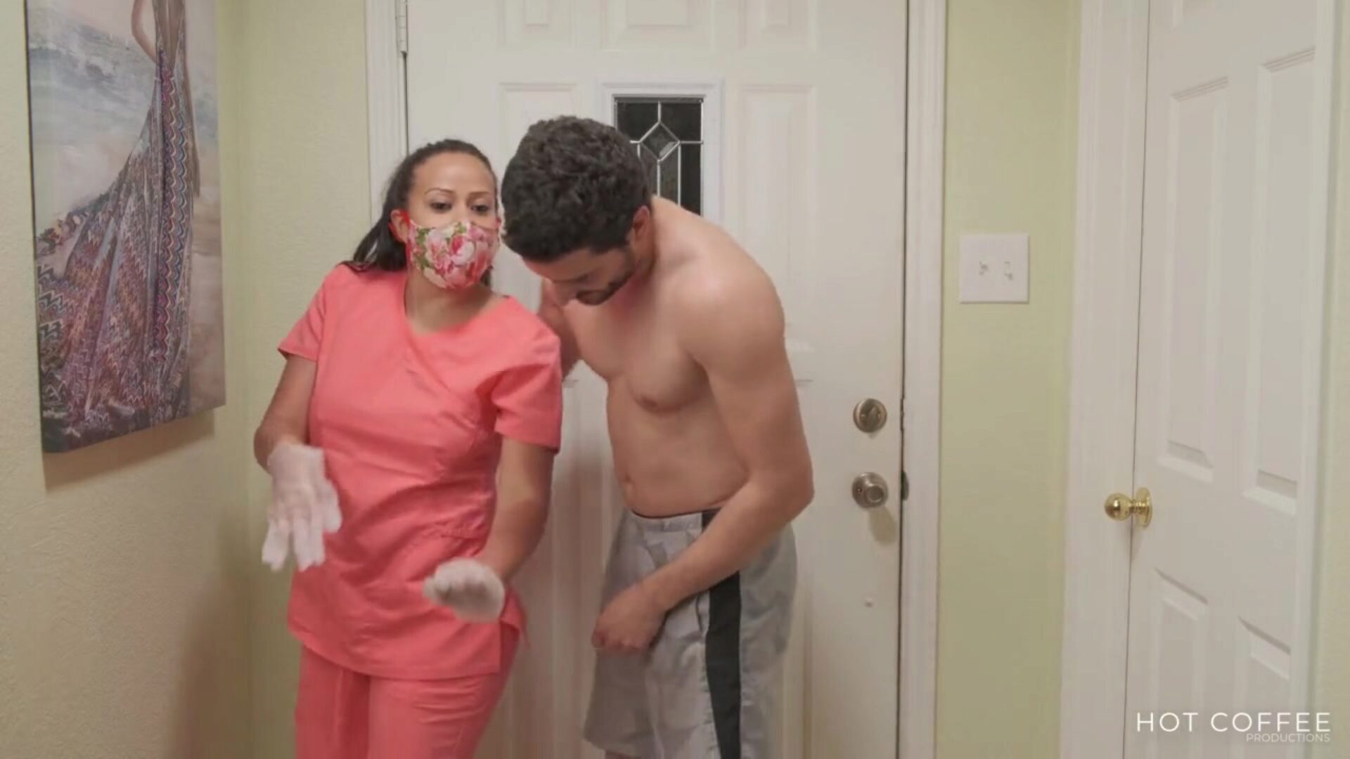 infermiera latina riceve a casa per fare l'amore dopo un lungo turno
