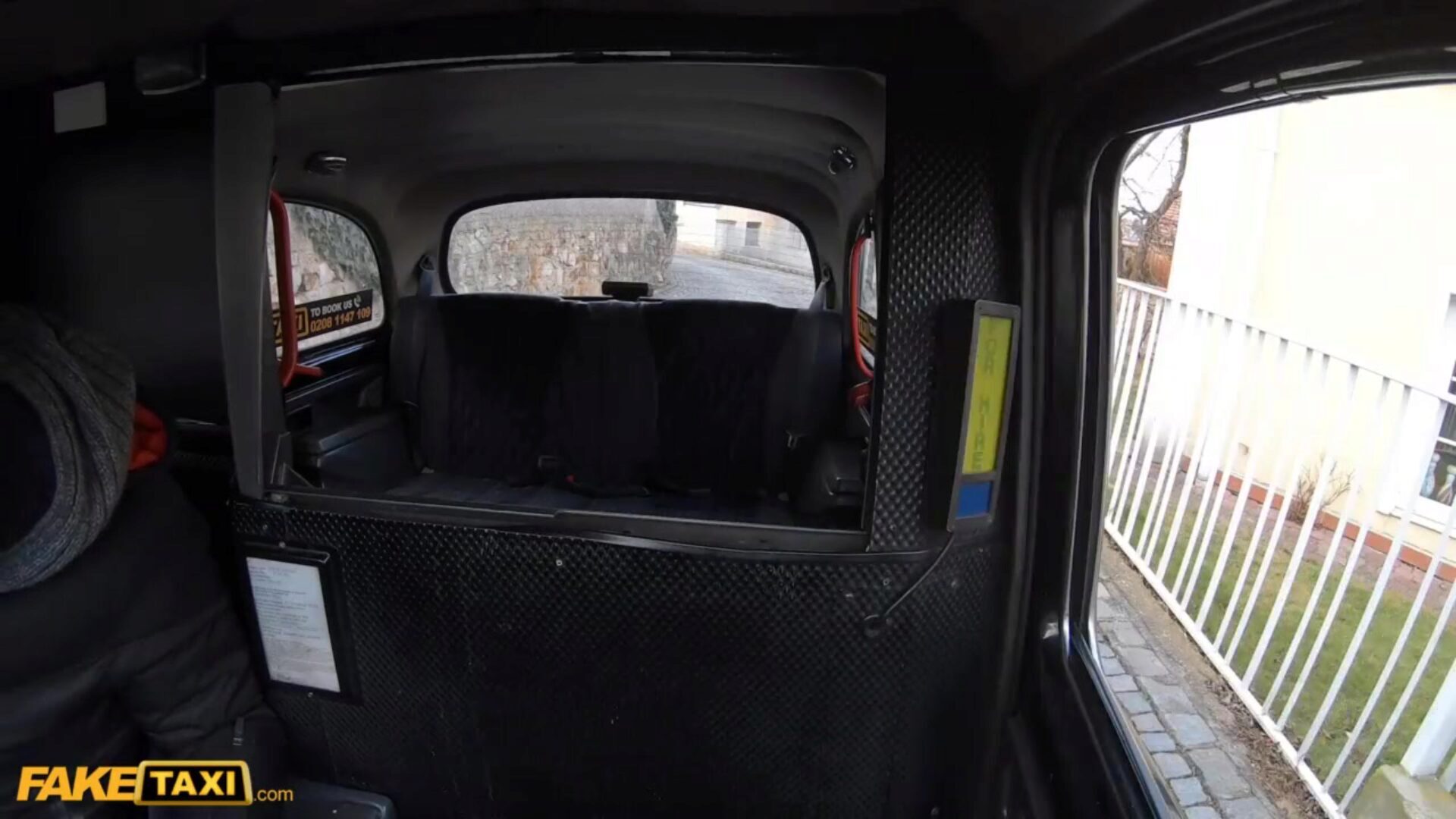 سيارة أجرة وهمية العسل الآسيوية يتلقى لها تخزين ممزقة ومهبل محشوة من قبل سائق التاكسي الإيطالي
