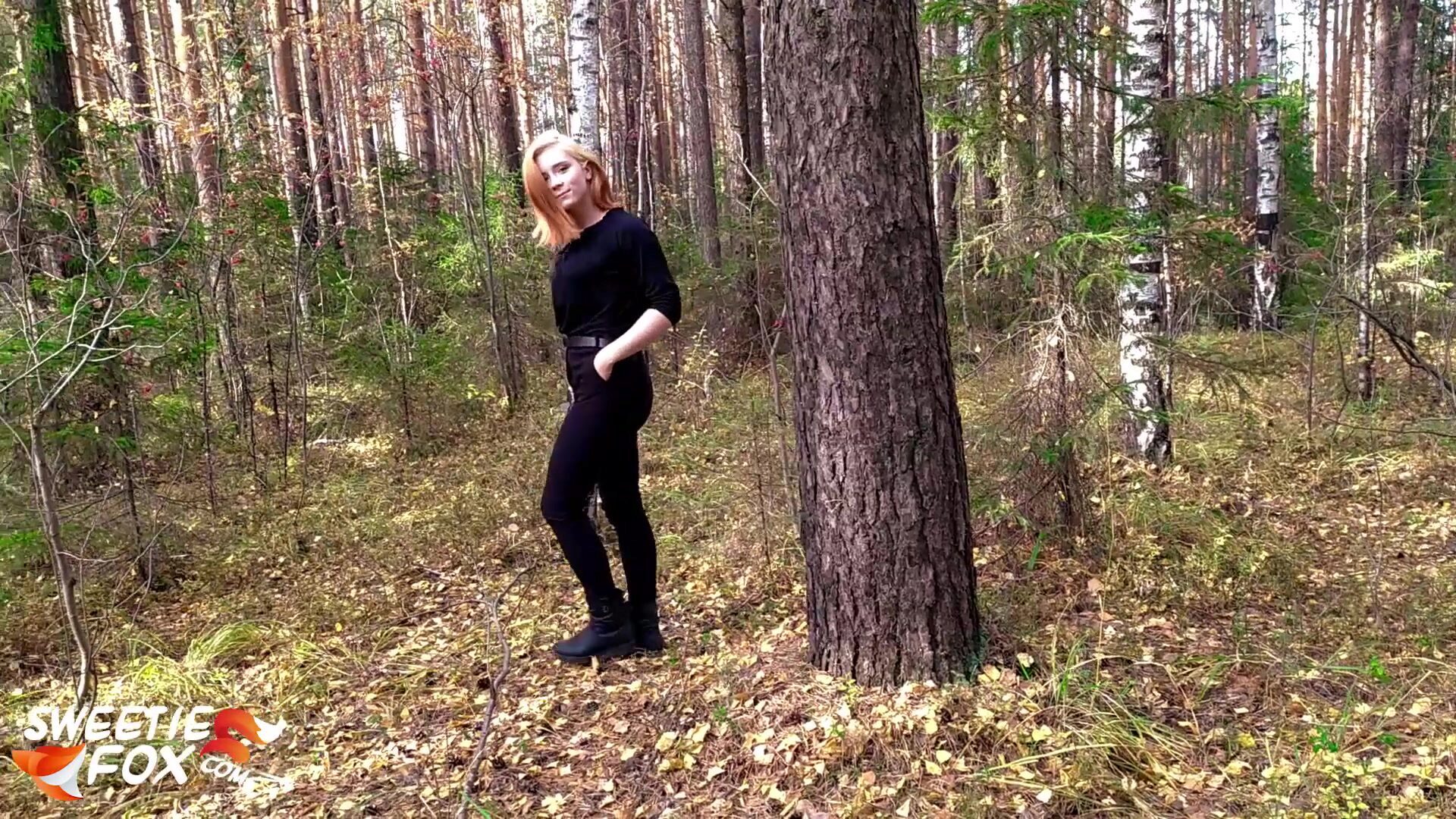 Рыжую девушку отсосали и жестко трахнули в лесу