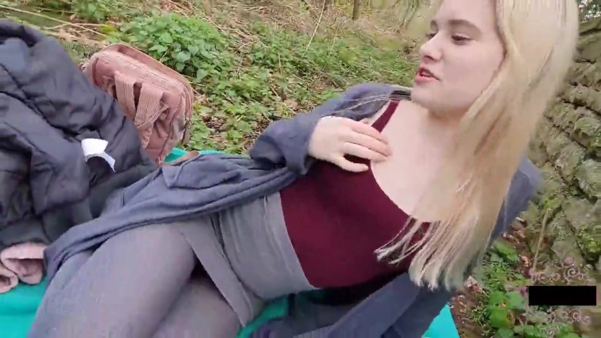 かわいいティーンは公園で公のセックスと中出しをしています！