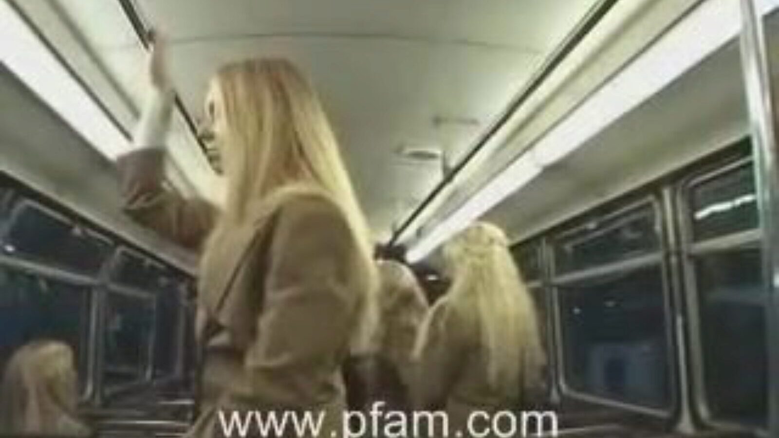 bílá školačka a asijský kluk blonďatý vysokoškolský anděl vaří škubání za japonského chlapa v autobuse.