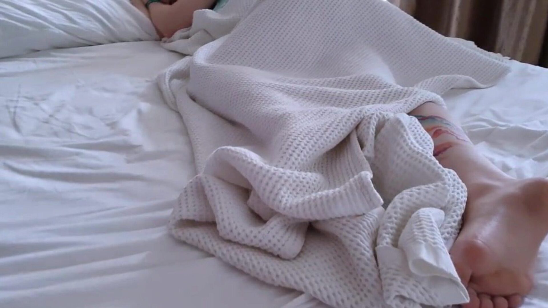 adolescente follada en la habitación del hotel y semen en su coño