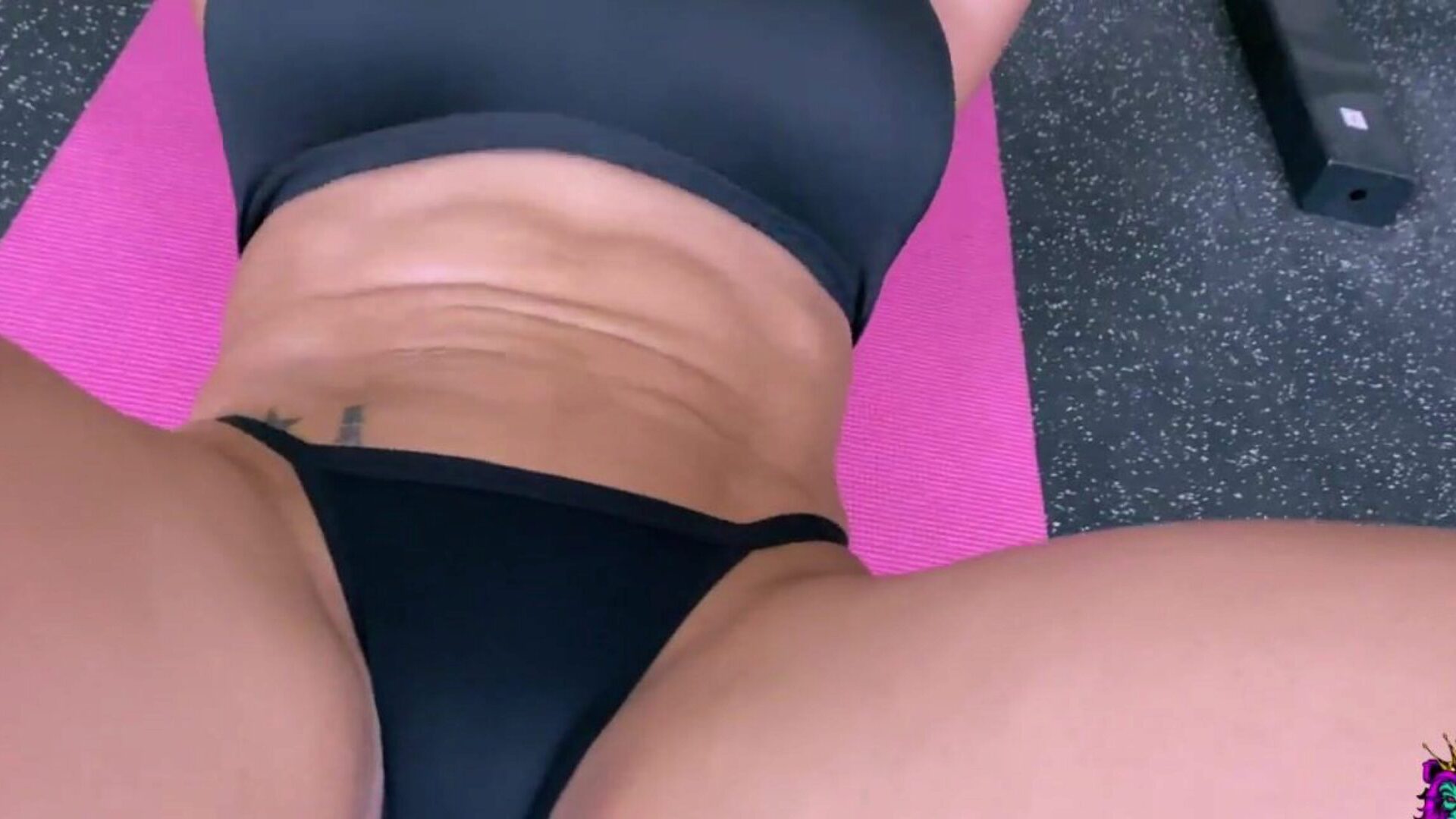 store bryster brunette får en intens anal fuck i gymnastiksalen efter kernetræning