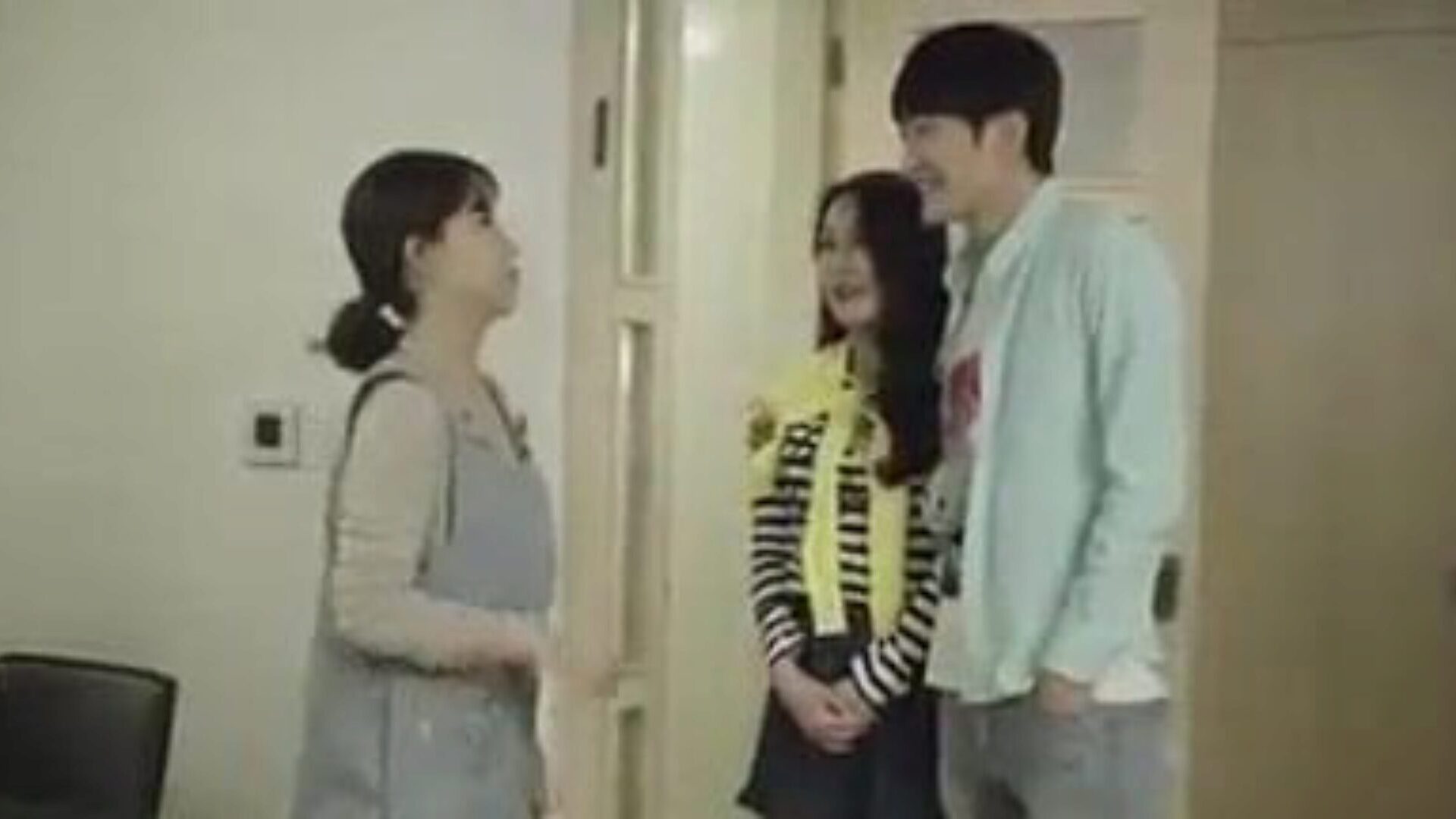 l'ami de maman et fils baise dans la cuisine - film coréen clip de film coréen - l'ami de maman et fils baise dans la cuisine pendant que son gendre frappe avec sa petite amie dans la chambre