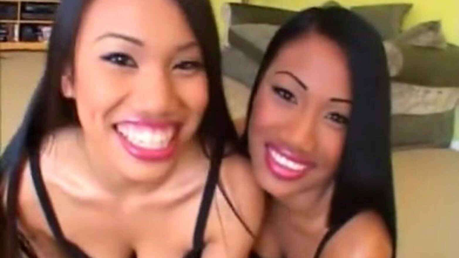 två asiatiska systrar delar en stor shlong