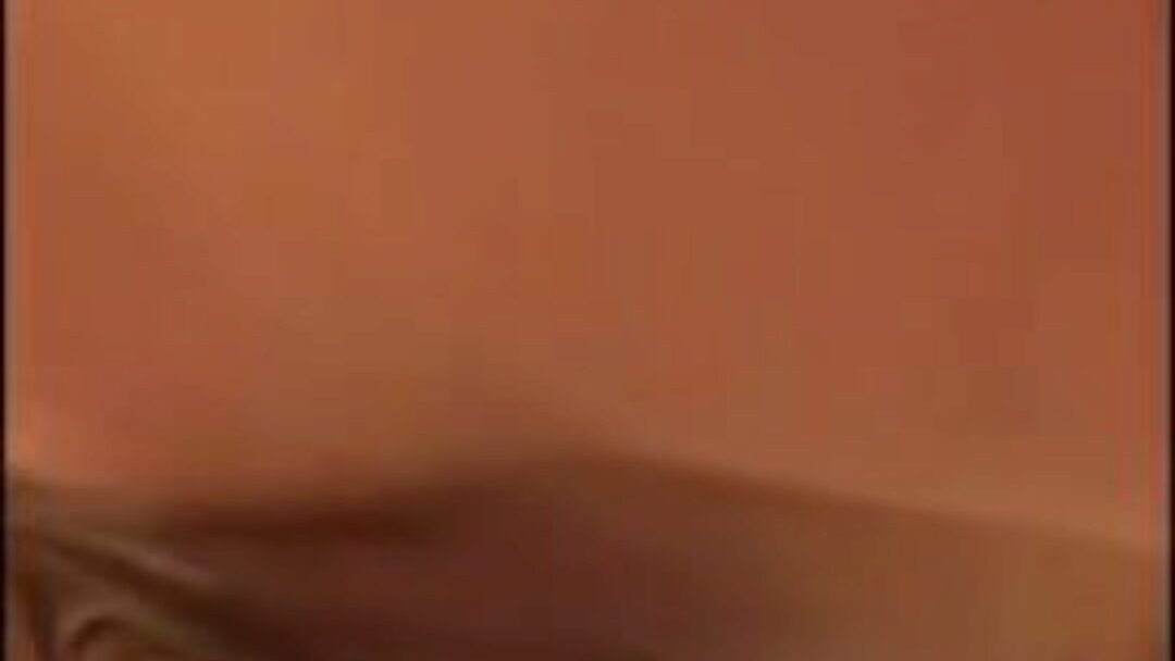 Шлюховатая темно-коричневая мама использует вибратор в любительском видео
