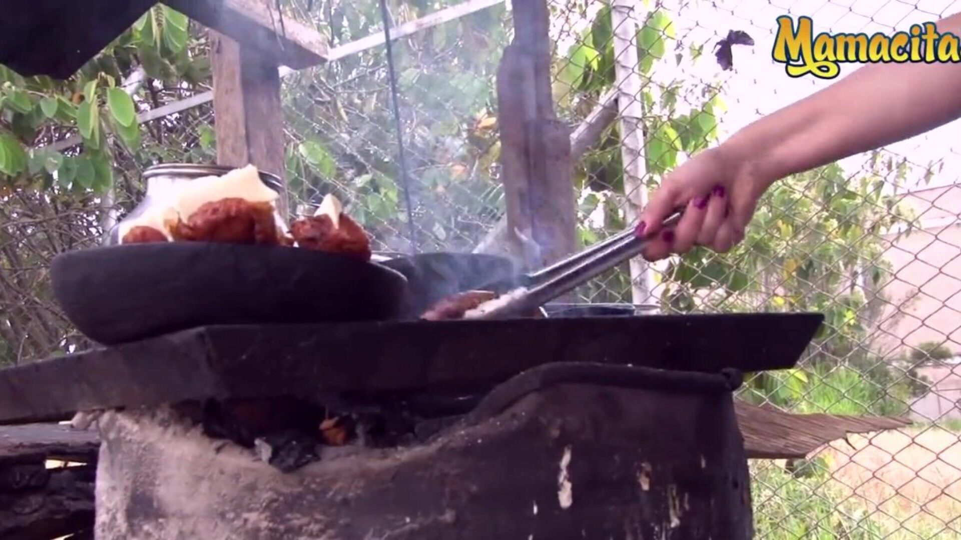 mamacitaz - super vrući kolumbijski prodavač mesa žudi za drugom vrstom mesa