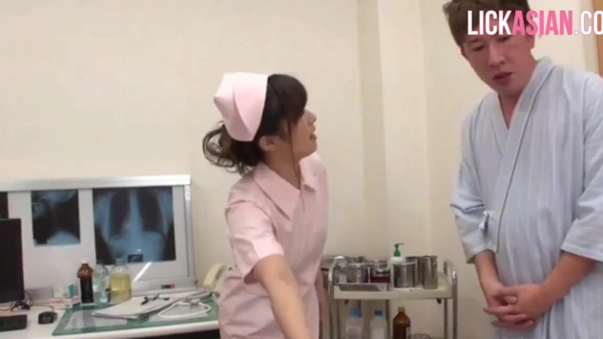 enfermeira asiática aplica tratamento de choque atrevido a um paciente