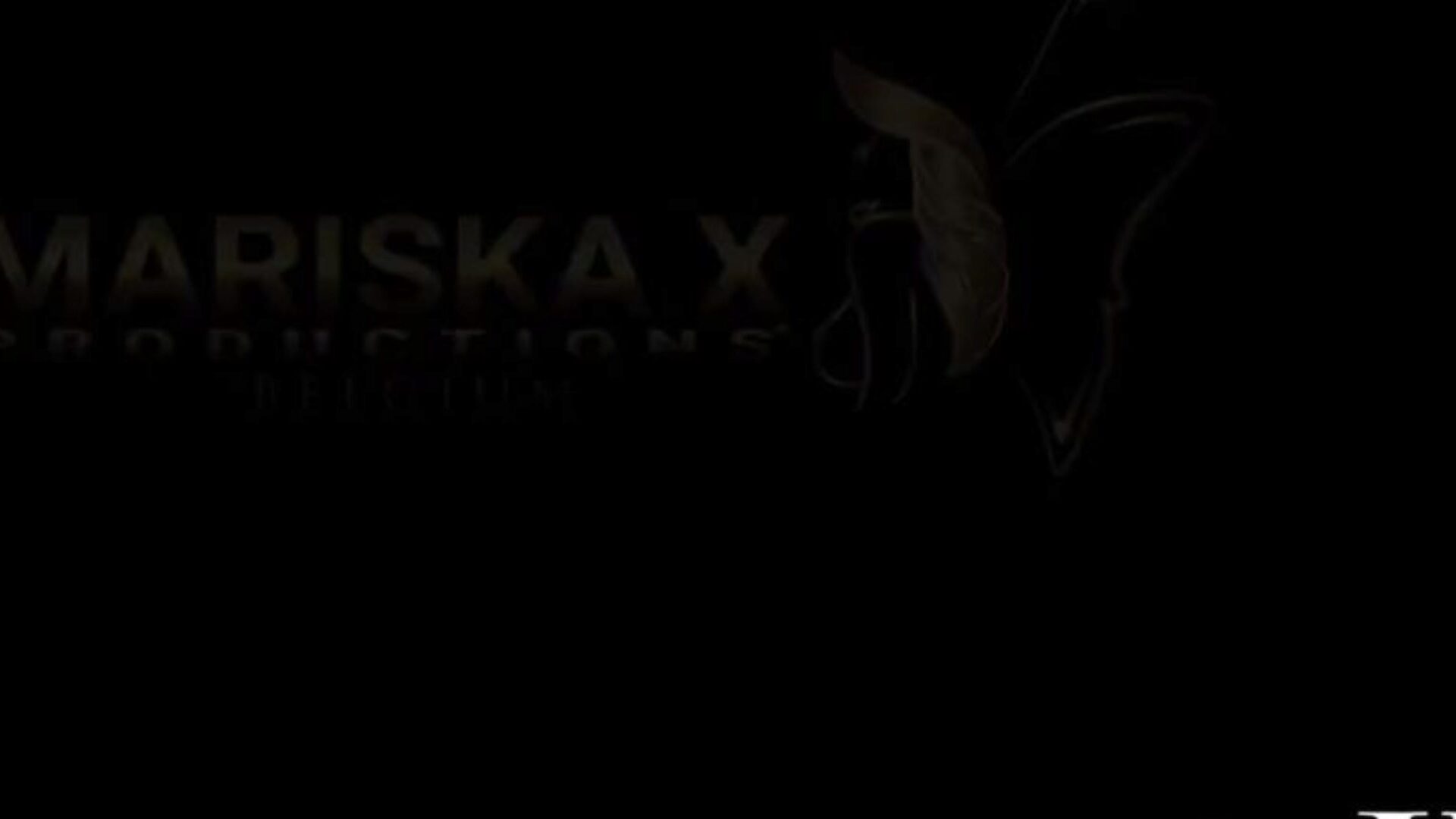 Mariskax латине Mariska раздвигает задницу большим черным членом