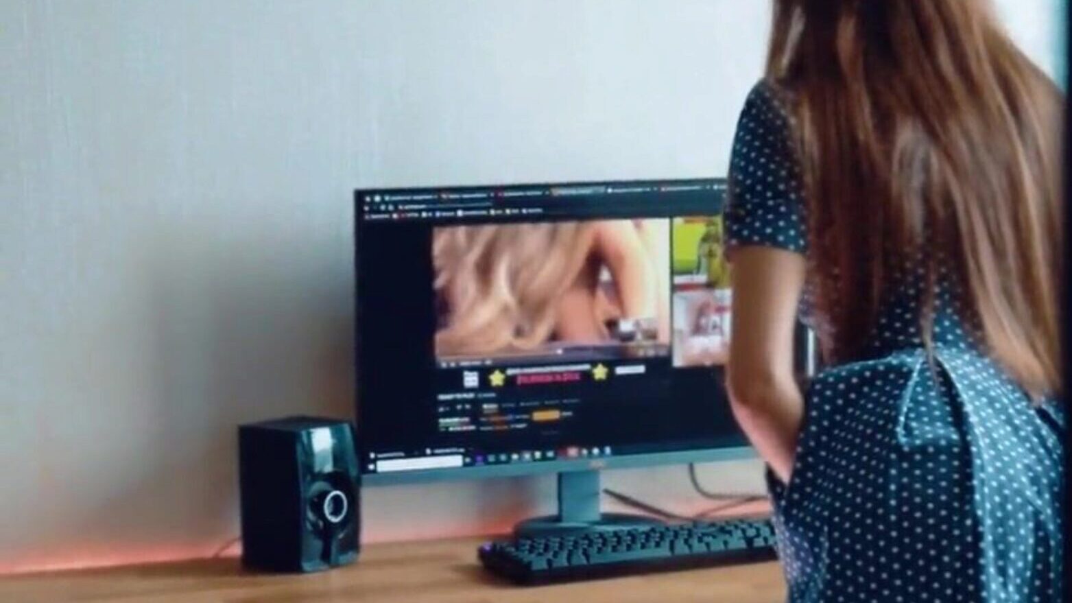 colegial pega assistindo filme pornô fica cara cara menina estudante pega vendo filme pornô cara cara