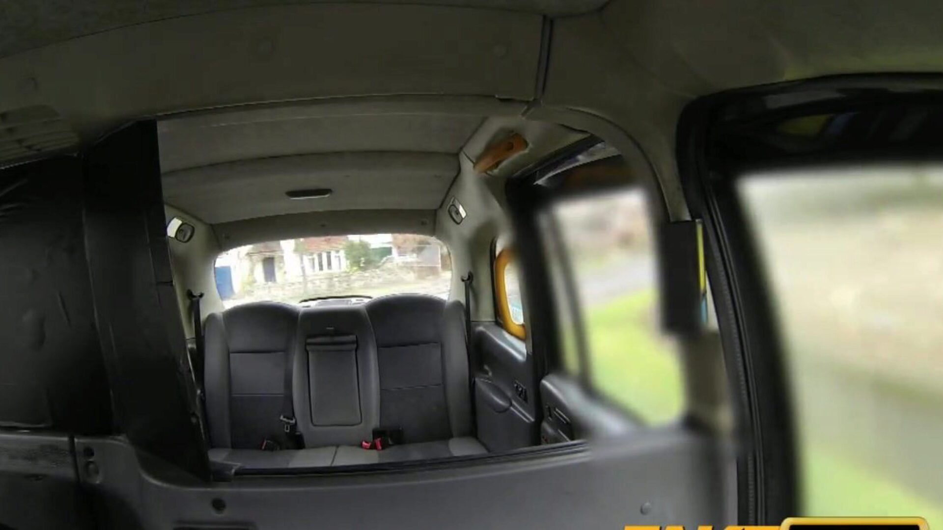 faketaxi sexy donkerbruin valt voor cab-charme