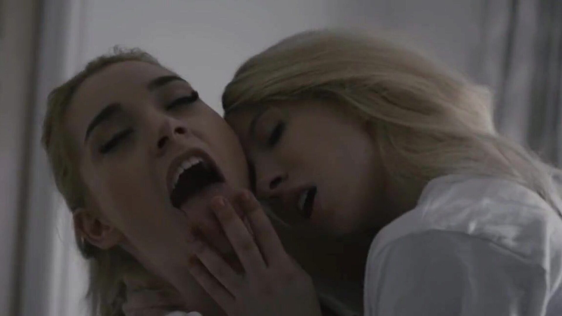to meget slutty blondiner nyder at tage op med tungen hinandens snavs og sakse