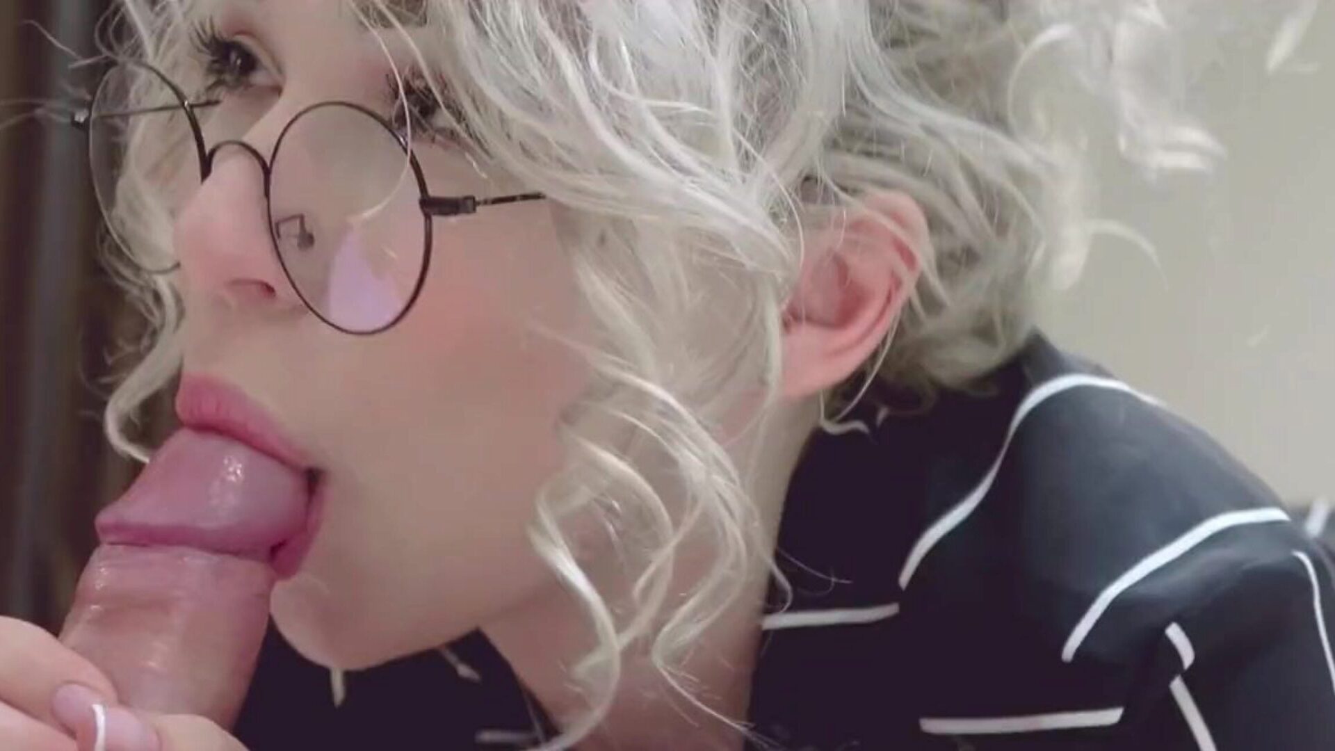 grov slurvet deepthroat av nerdete blond tenåring i briller
