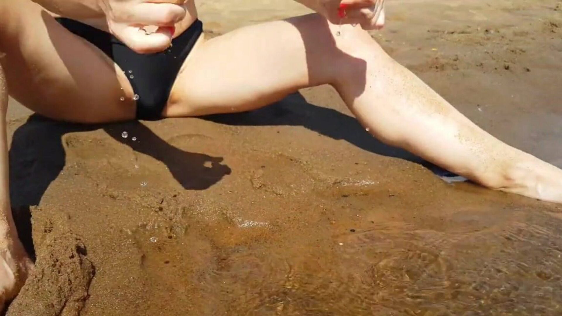 tonåring fingrar på en offentlig strand och får en riktigt cool orgasm - tight fitta playskitty ultra hd 4k