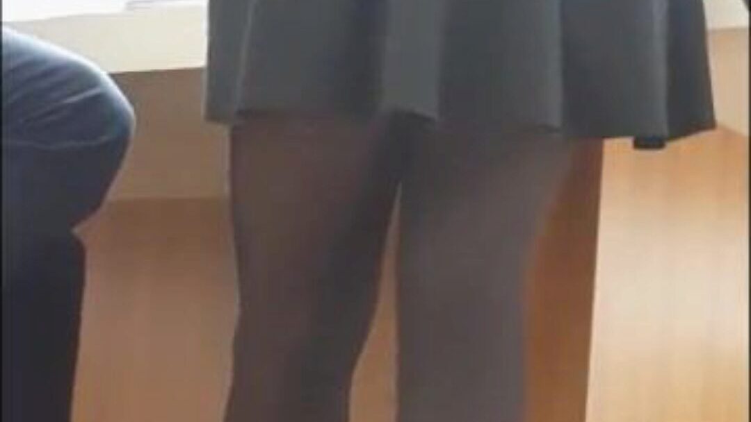 sexet sekretær i mini nederdel og sort strømpebukser