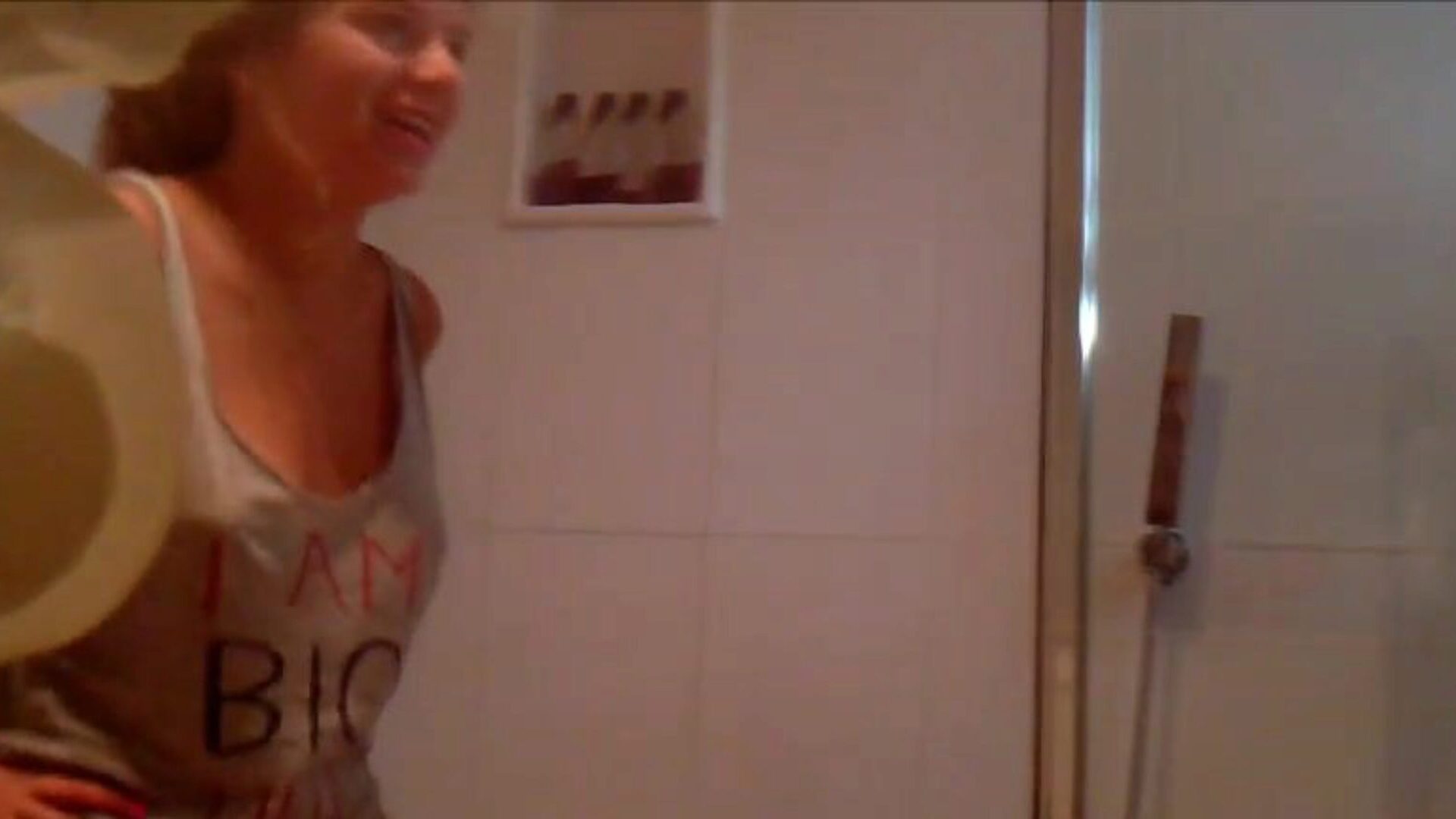 smuk fransk teenager i brusebadet bedøvelse fransk amatør lola i al sin nøgne pragt