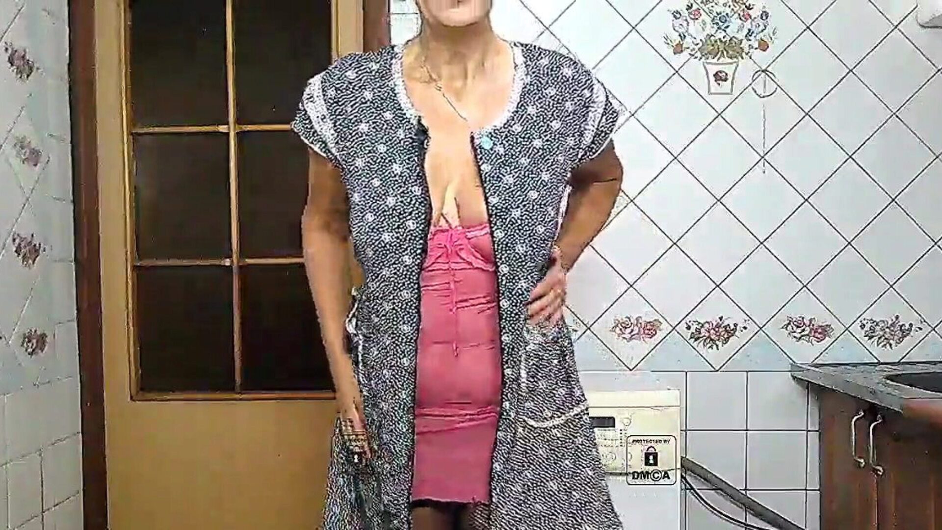 o grande espólio de lukerya balançando em rosa solitária dona de casa quente em seu tempo livre conversando na cozinha em meias de ébano com cuecas rosadas e calcinhas petite exibindo twerk com um grande espólio quente tremendo
