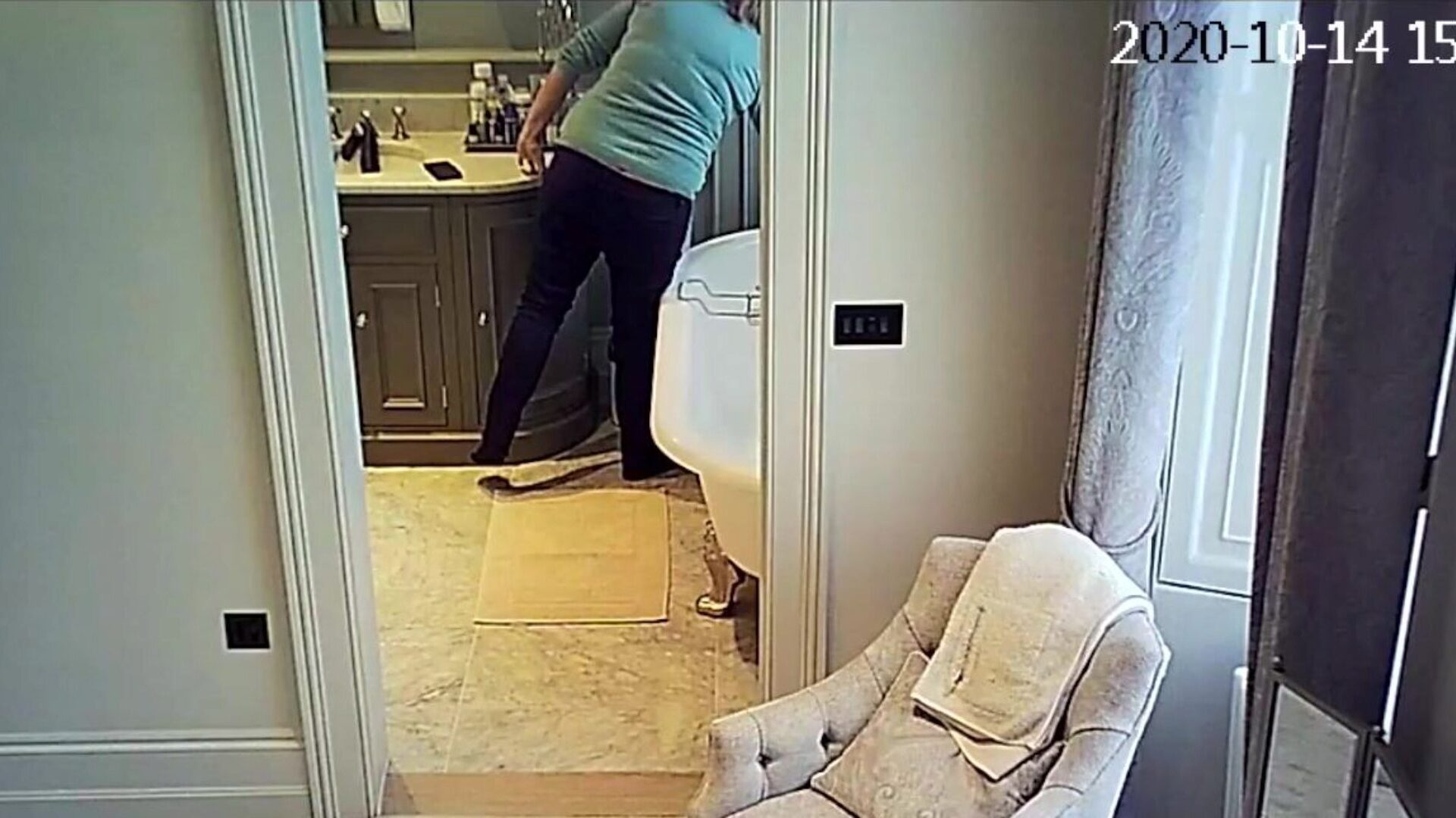 ipcam milf vaskerom eldre tar et bad at hun er på sikkerhetskamera
