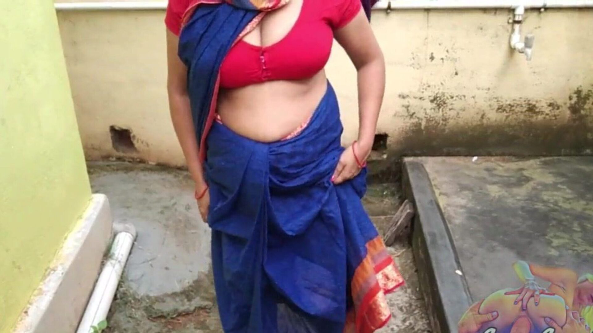 bhabhi em saree azul mijando no quintal mostrando sua buceta menstrual