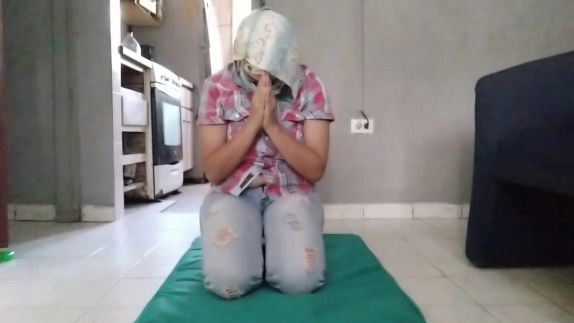 mãe verdadeira em hijab e jeans rezando e, em seguida, se masturbando sua buceta cremosa esguichando até o orgasmo
