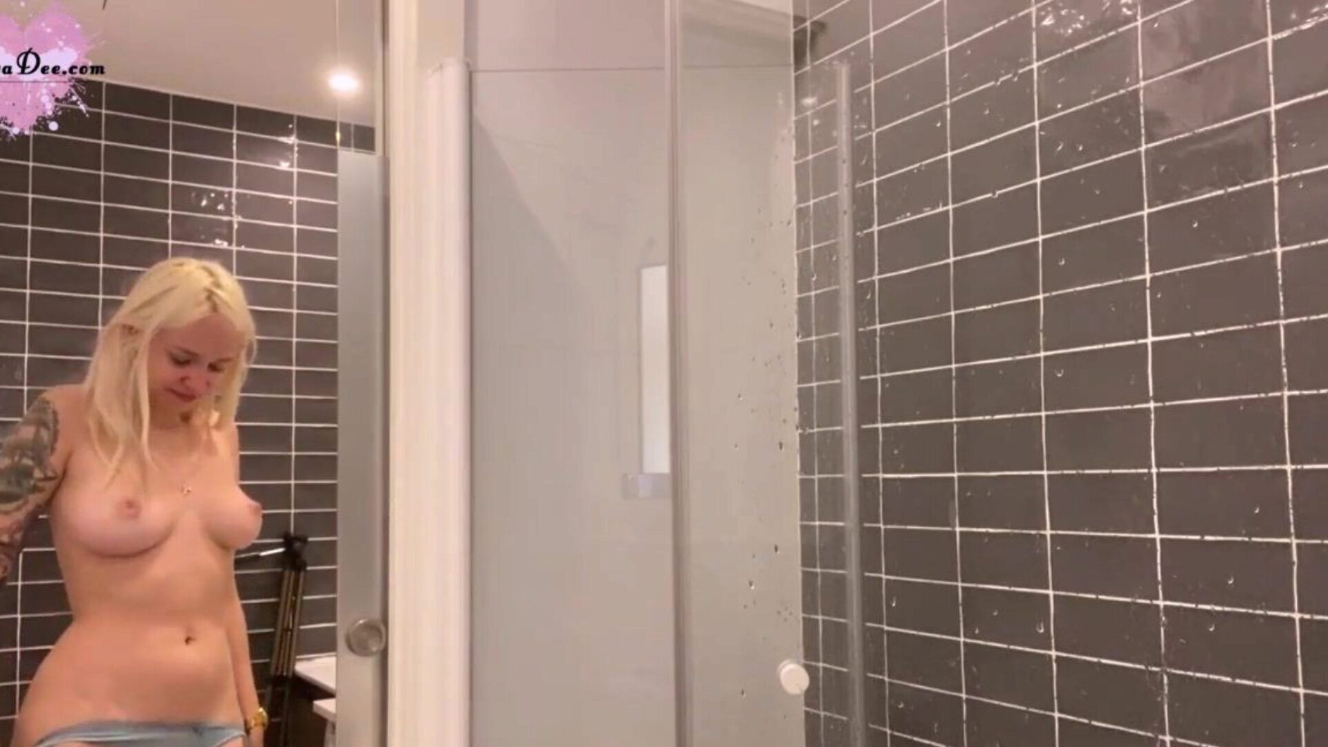 tinejdžer pere i brije macu u kupaonici - solo