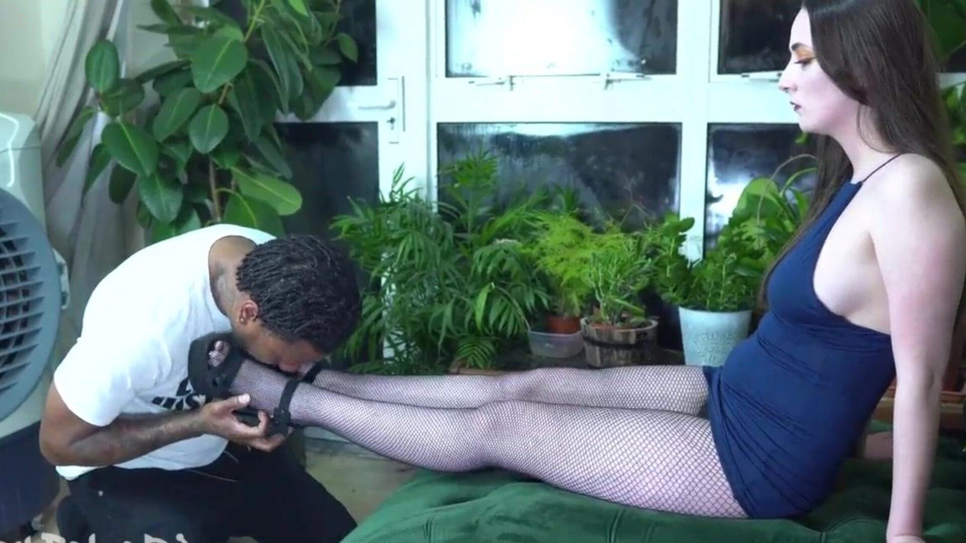 prévia: filmando um amigo lambendo o esperma das namoradas e adorando os pés dela enquanto aquela gata faz sexo oral em seu pau