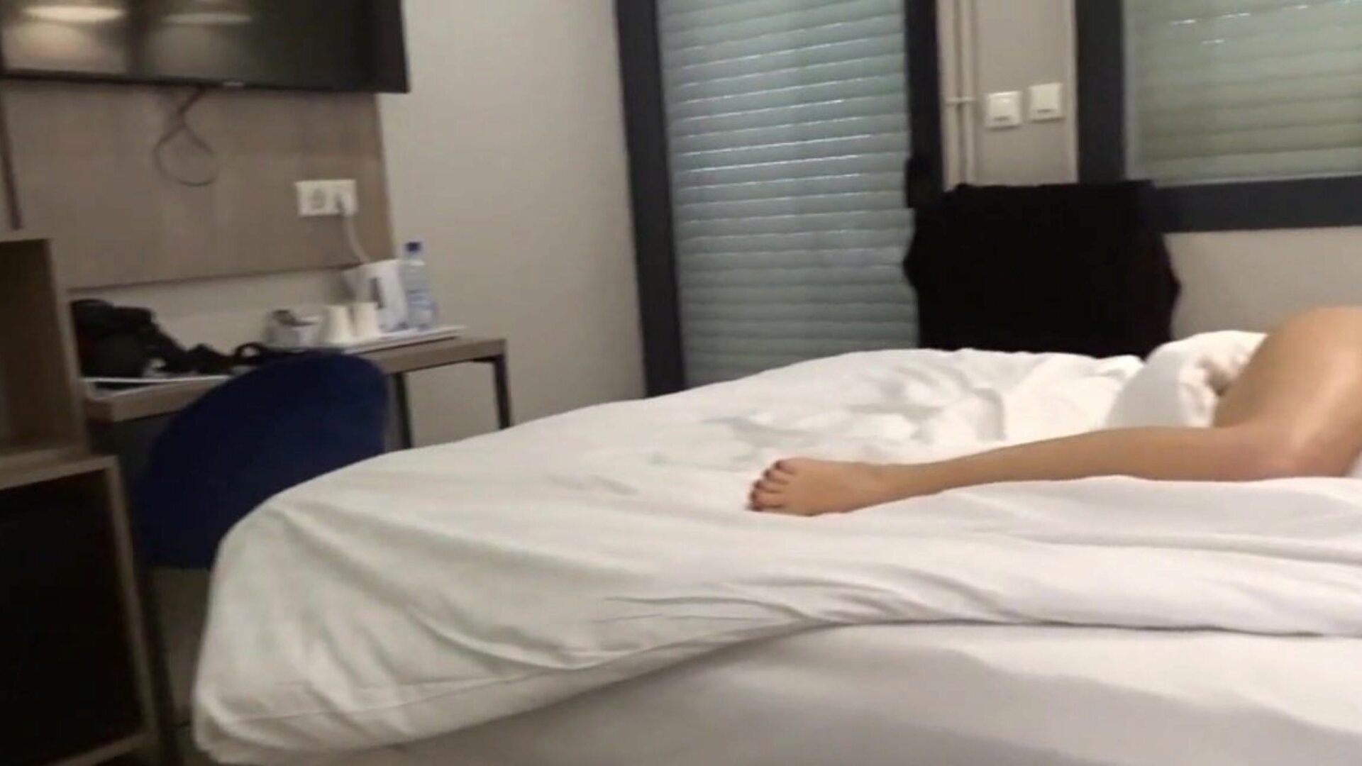 ホテルの客室とバスルームのデイベッドで服を脱いでいるホテルのビデオで裸のcarla-c