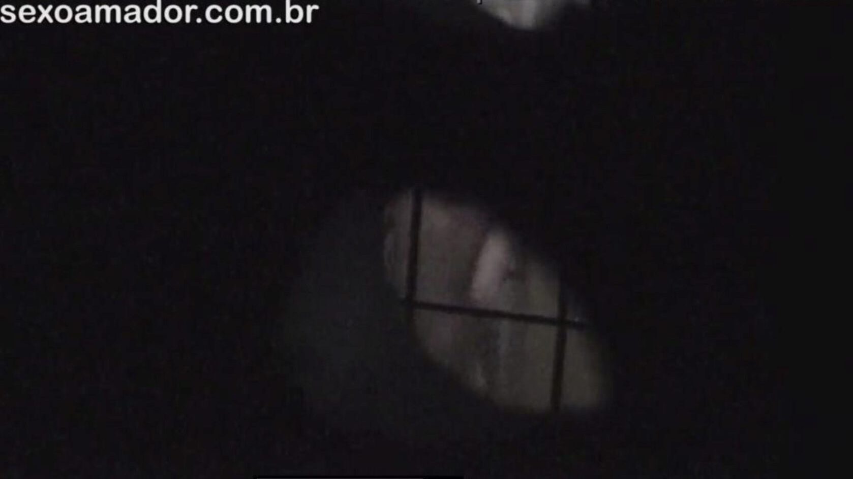 bionda è filmata segretamente dal vicino voyeur nascosto dietro mattoni cavi