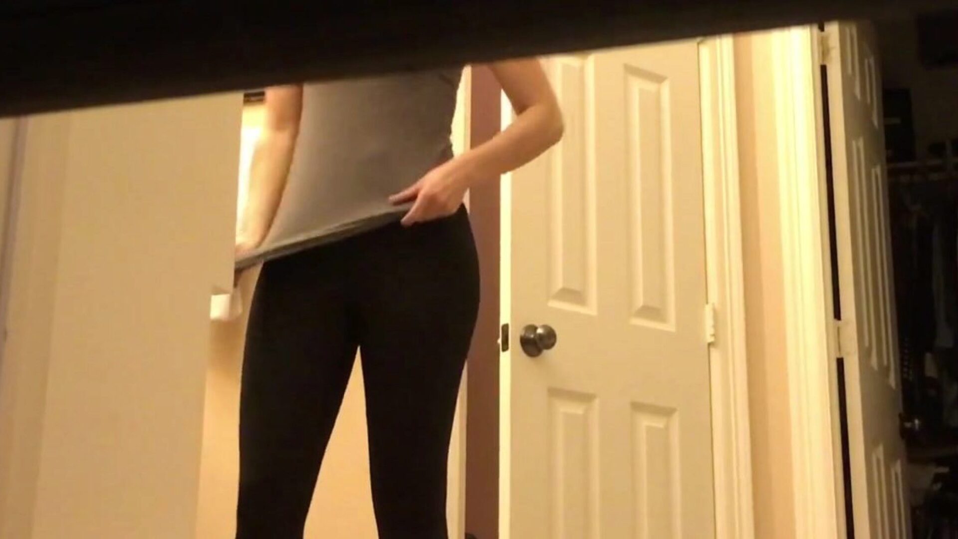 skjult kamera badeværelse tager et badeværelse efter hendes træning