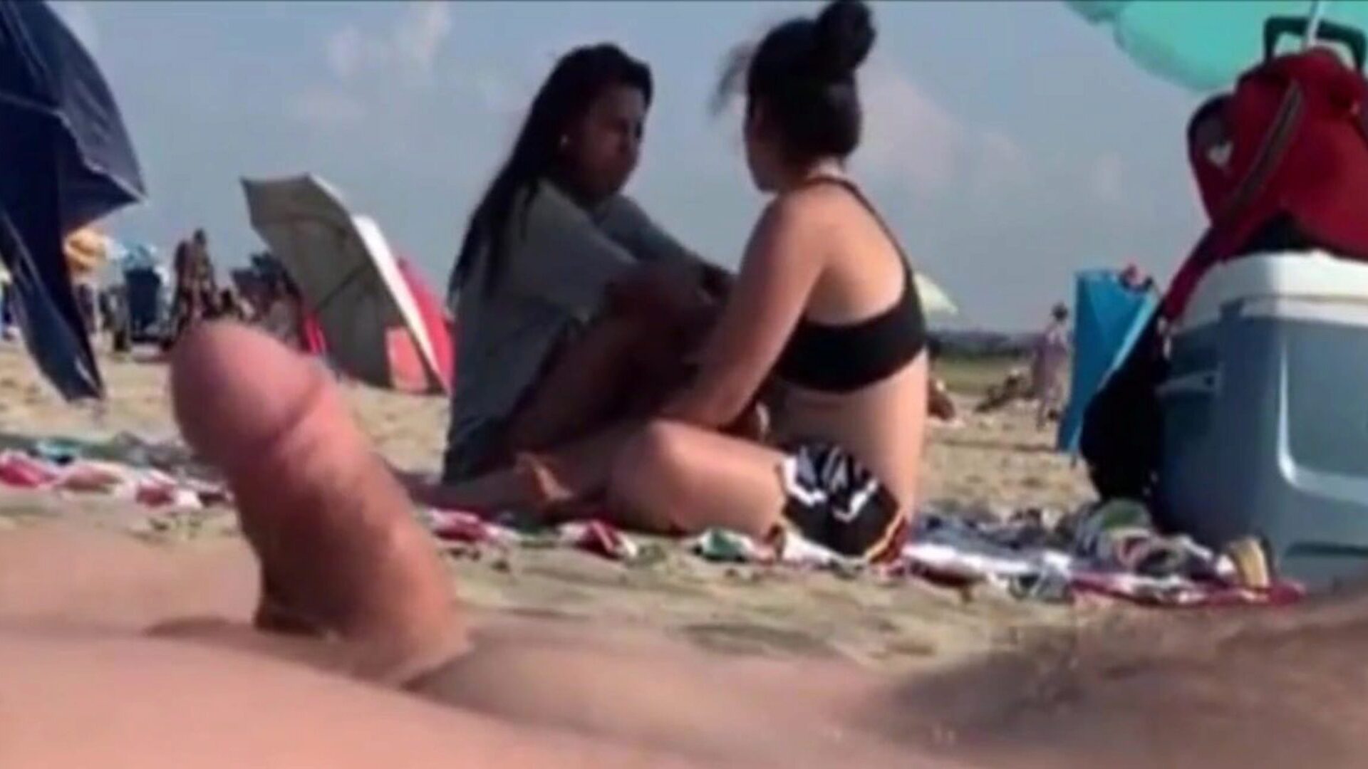 twee meiden kijken naar mijn man staaf op een openbaar strand twee meiden kijken naar mijn pik laat ze gaan ..