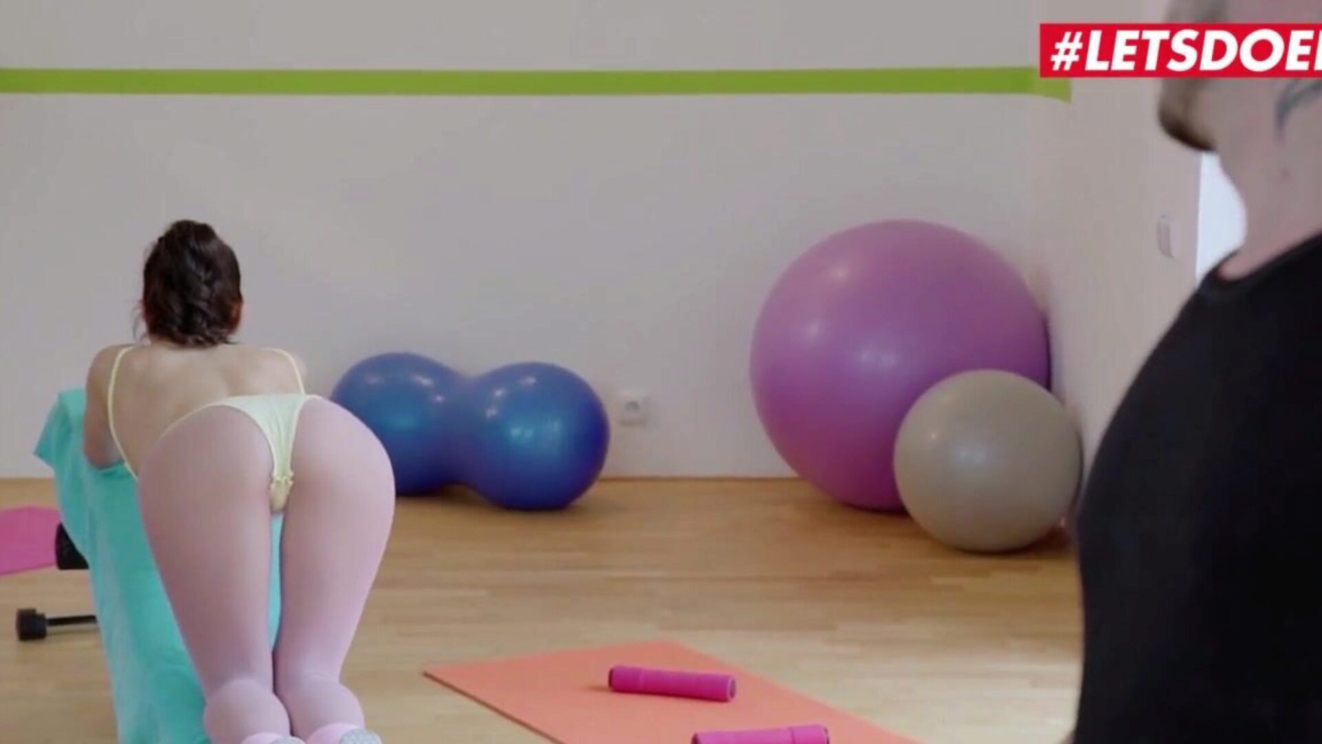 letsdoeit - italiano adolescente valentina bianco transforma ioga em sexo hardcore