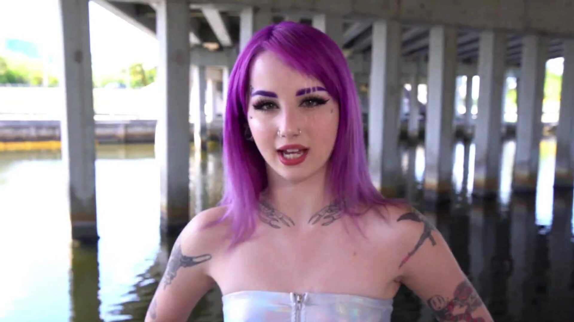 Горячую татуированную тинку-панк с фиолетовыми волосами шпилят