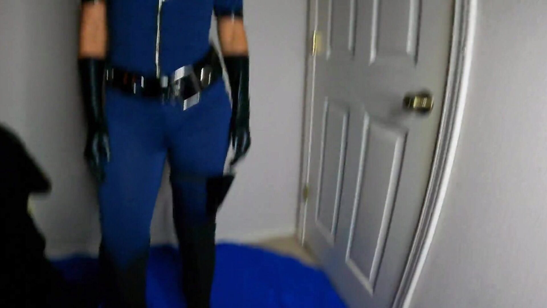 кремовая киска полицейского покрыта тремя камшотами и кремпаем !! 4k