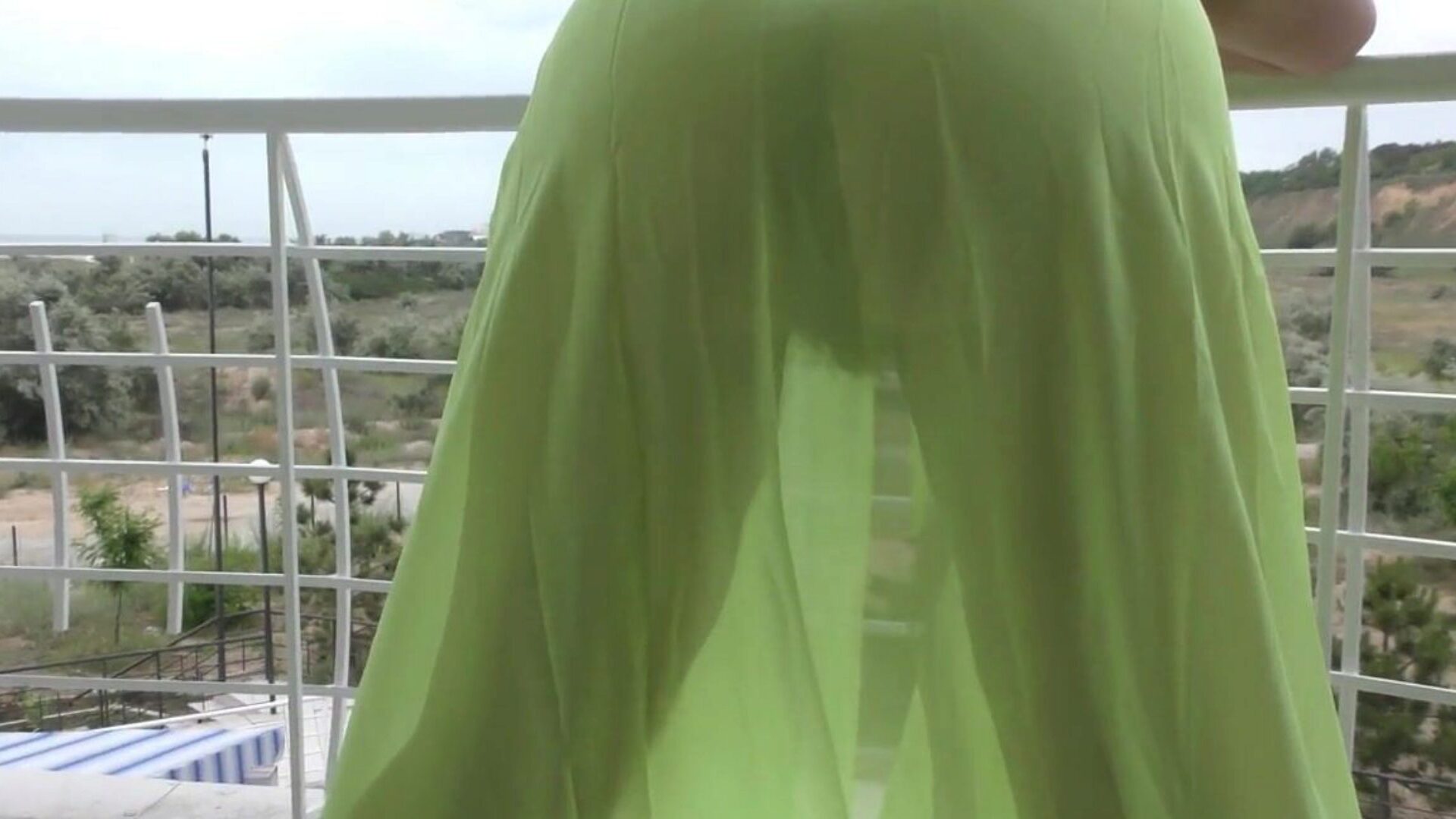 τριχωτές ηλικίες που εμφανίζονται στο μπαλκόνι τριχωτές μεγαλύτερες σε ημιδιαφανές κοστούμι στο μπαλκόνι