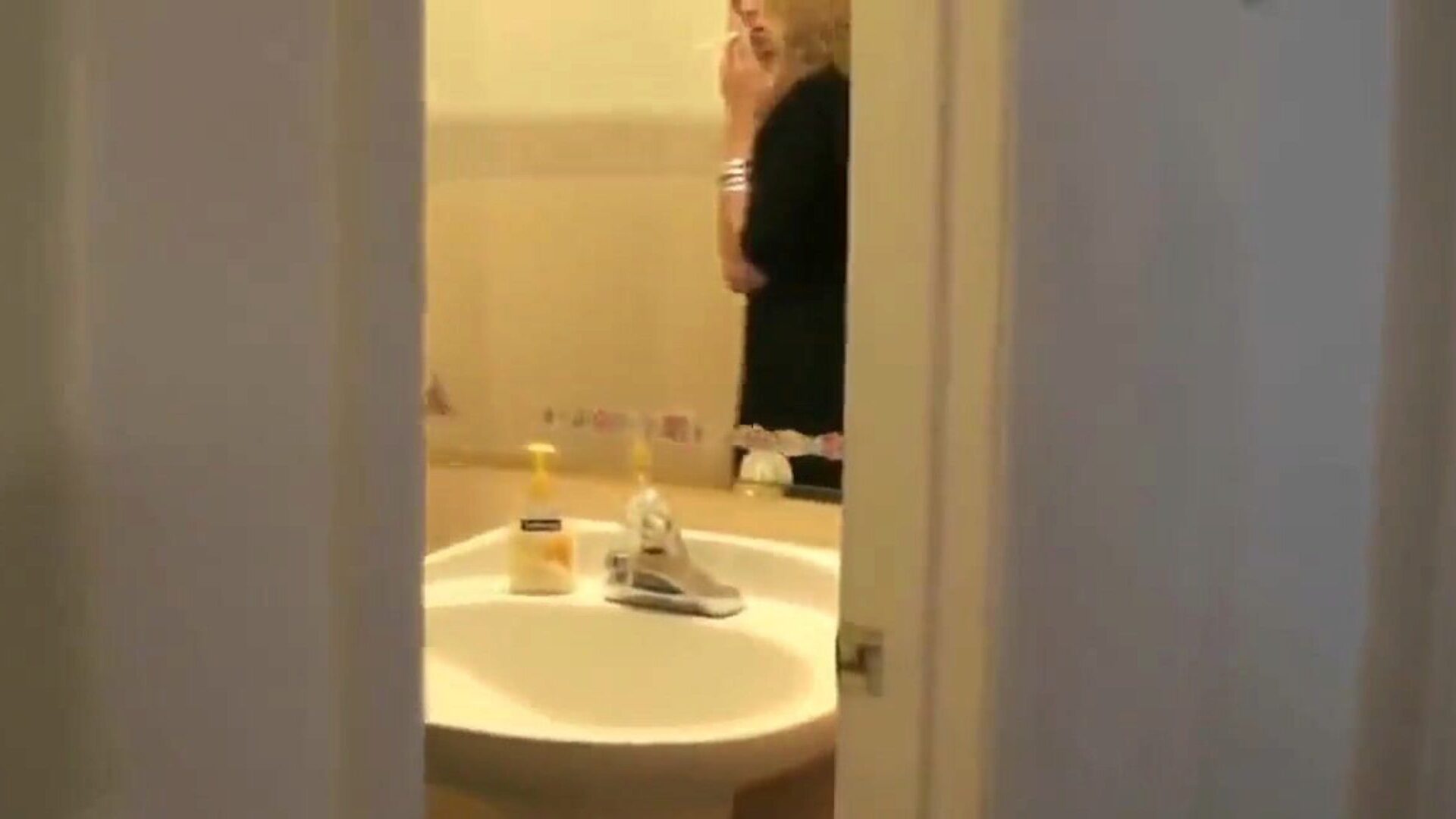 A dohányzó anya elkapja a fiát, aki kémkedik a fürdőszobában ...